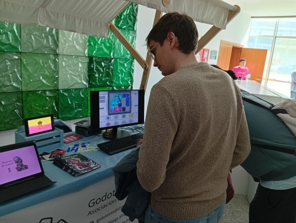 Xente achegándose ao posto para xogar e ver o que expoñemos