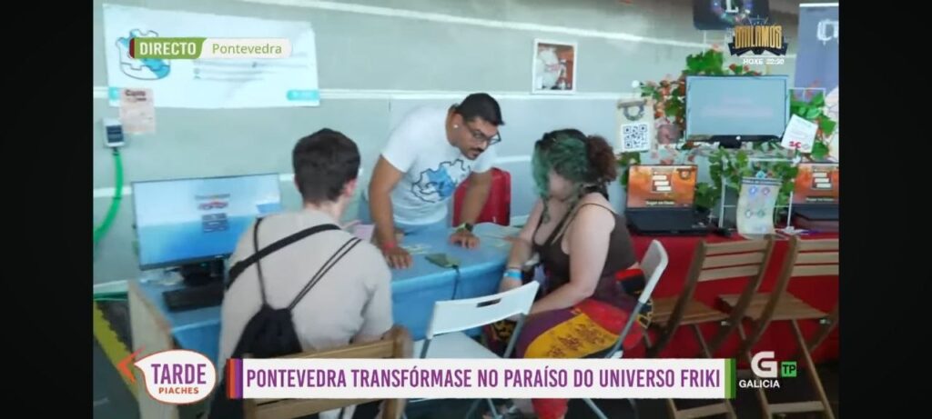 Captura do programa Tarde piaches da TVG donde se ven persoas xogando no noso stand