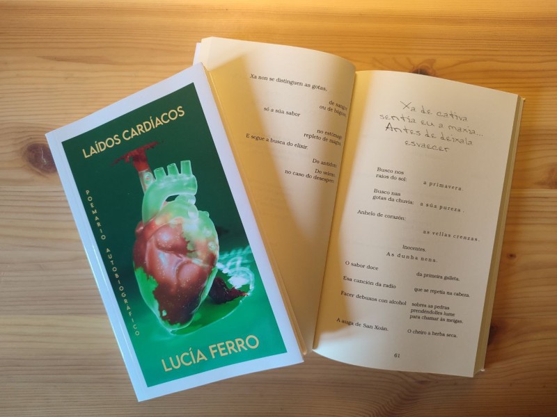 Un libro pechado e outro aberto onde se ve un poema