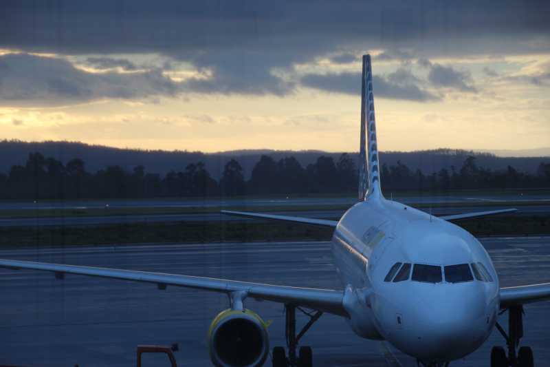 Un avión aparcado ao atardecer