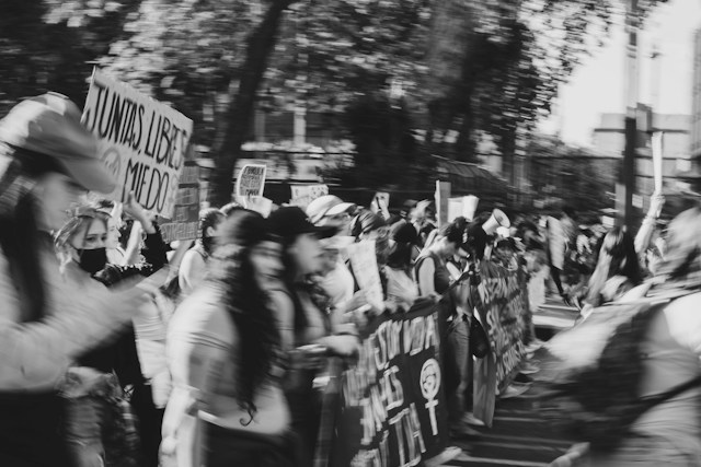 Foto en branco e negro dunha manifestación feminista en México