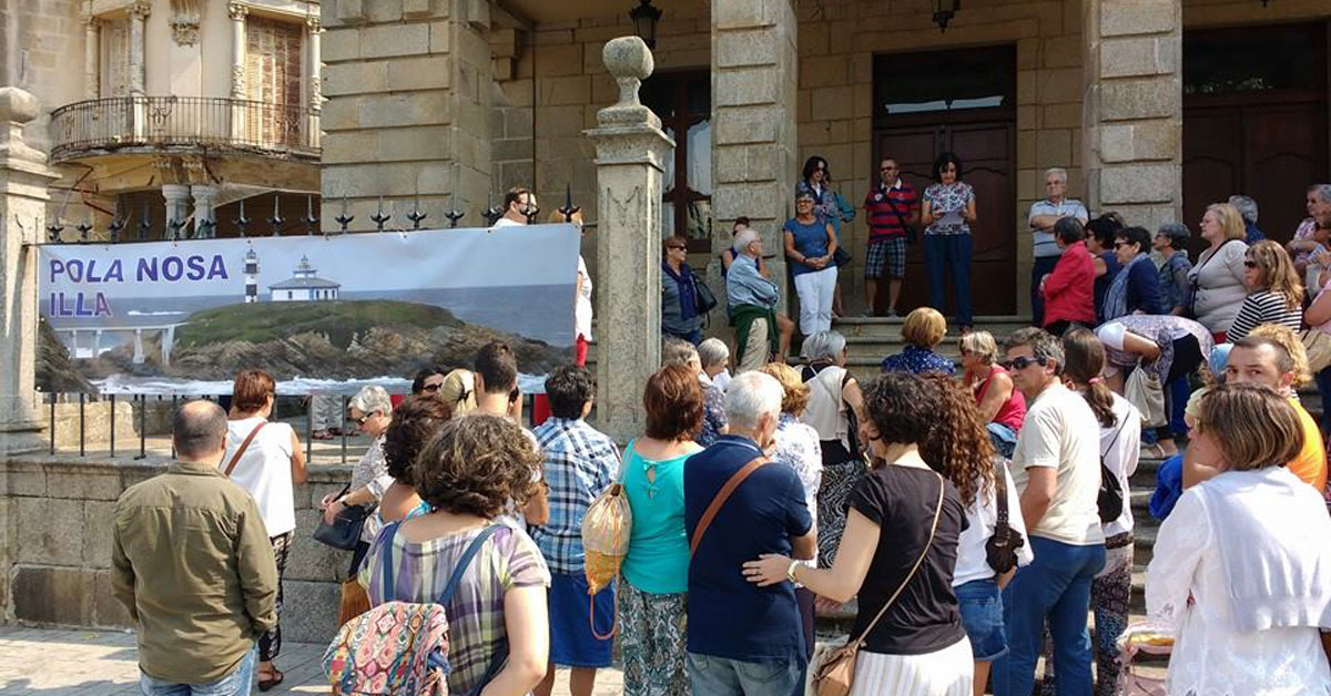 AMariñaXa sinala a Illa Pancha de man de Covadonga Suárez