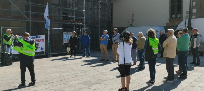 Un primeiro sábado de mes en Ribadeo, unha xuntanza de pensionistas máis